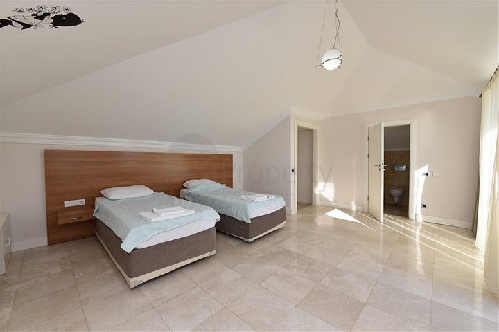 فيلا فاخرة -اطلالة على البحر والقلعة - في مدينة الانيا 