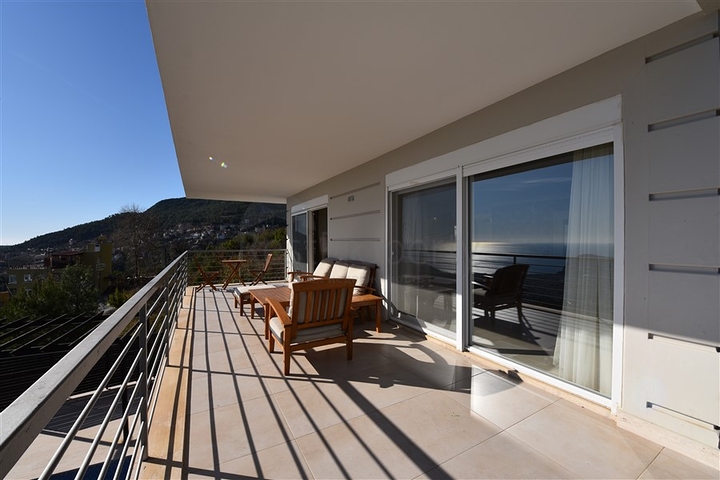 فيلا فاخرة -اطلالة على البحر والقلعة - في مدينة الانيا 