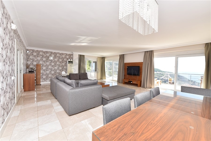 فيلا فاخرة -اطلالة على البحر والقلعة - في مدينة الانيا 