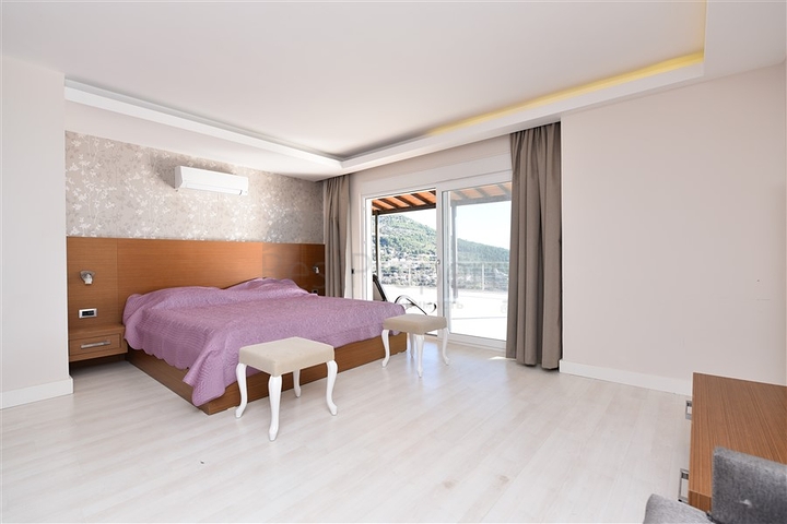 فيلا فاخرة -اطلالة على البحر والقلعة - في مدينة الانيا 