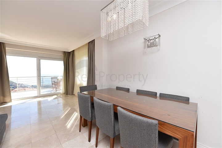 فيلا فاخرة -اطلالة على البحر والقلعة - في مدينة الانيا 