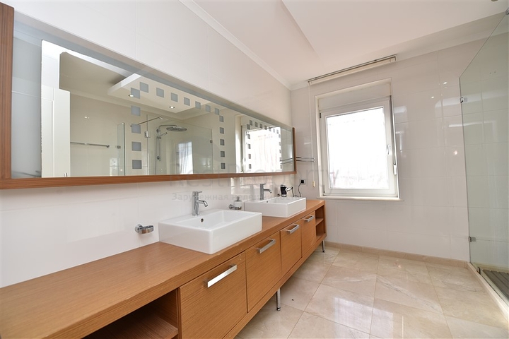 فيلا فاخرة -اطلالة على البحر والقلعة - في مدينة الانيا 