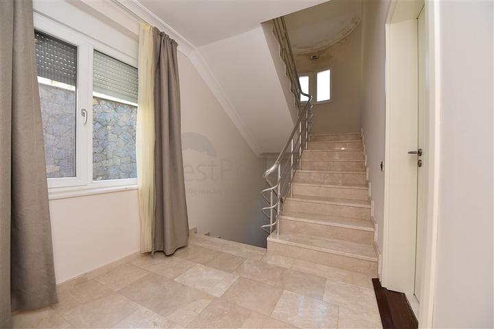 فيلا فاخرة -اطلالة على البحر والقلعة - في مدينة الانيا 