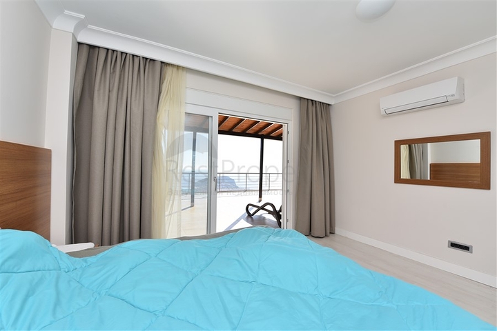 فيلا فاخرة -اطلالة على البحر والقلعة - في مدينة الانيا 