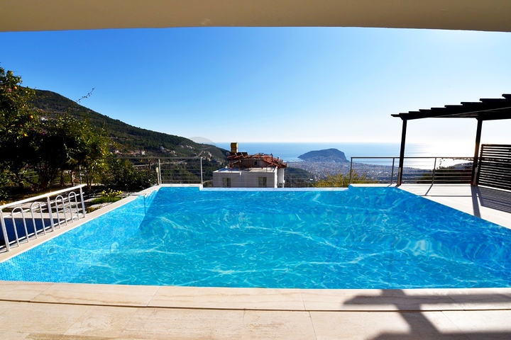 فيلا فاخرة -اطلالة على البحر والقلعة - في مدينة الانيا 