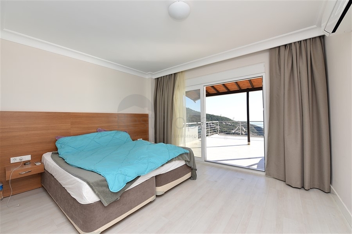 فيلا فاخرة -اطلالة على البحر والقلعة - في مدينة الانيا 