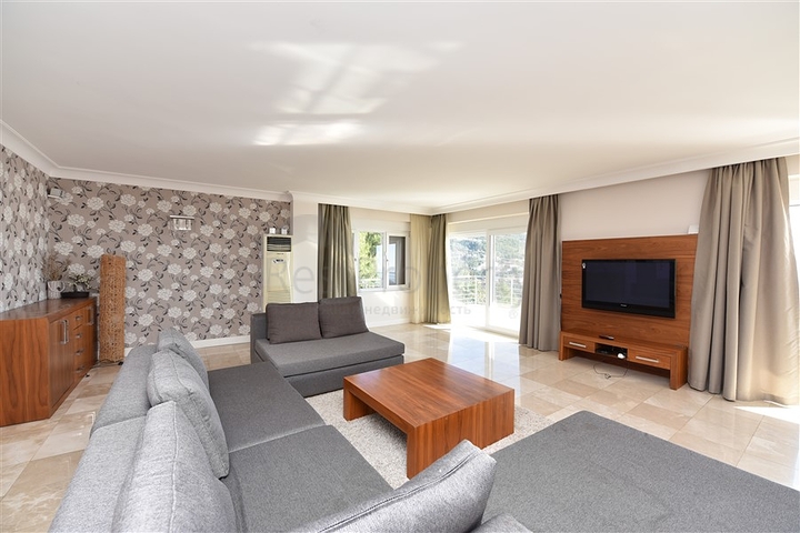 فيلا فاخرة -اطلالة على البحر والقلعة - في مدينة الانيا 