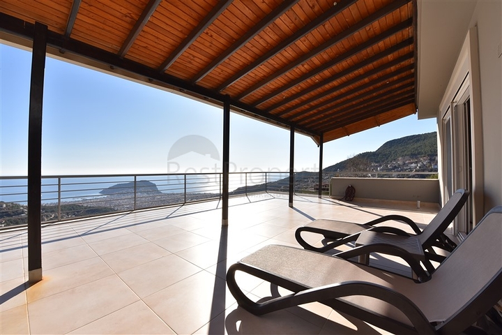 فيلا فاخرة -اطلالة على البحر والقلعة - في مدينة الانيا 