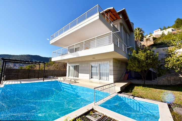 فيلا فاخرة -اطلالة على البحر والقلعة - في مدينة الانيا 