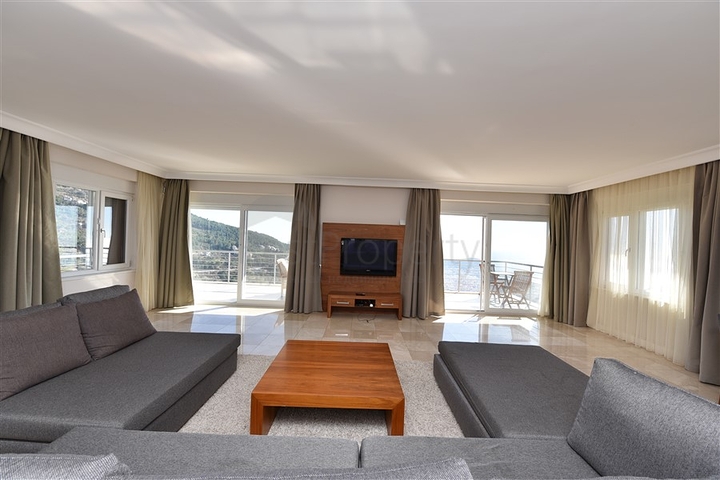 فيلا فاخرة -اطلالة على البحر والقلعة - في مدينة الانيا 