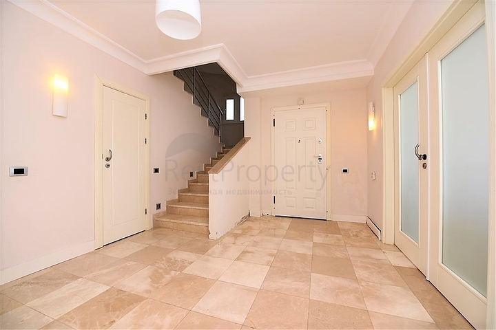 فيلا فاخرة -اطلالة على البحر والقلعة - في مدينة الانيا 