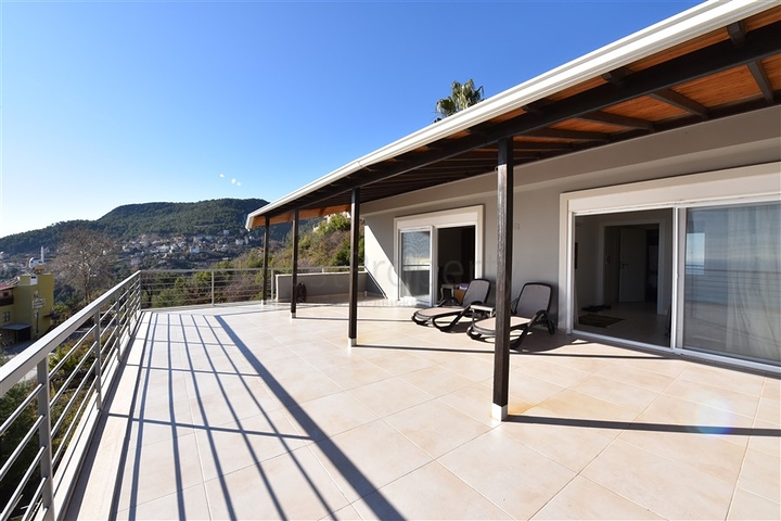 فيلا فاخرة -اطلالة على البحر والقلعة - في مدينة الانيا 