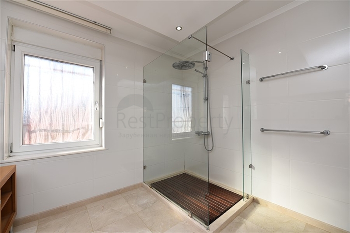 فيلا فاخرة -اطلالة على البحر والقلعة - في مدينة الانيا 