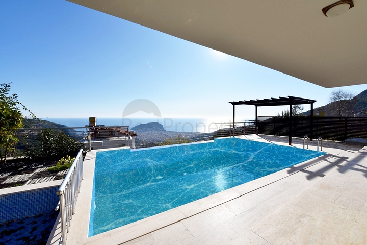 فيلا فاخرة -اطلالة على البحر والقلعة - في مدينة الانيا 