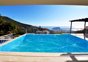 فيلا فاخرة -اطلالة على البحر والقلعة - في مدينة الانيا 