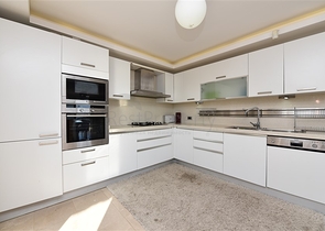 فيلا فاخرة -اطلالة على البحر والقلعة - في مدينة الانيا 