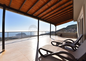 فيلا فاخرة -اطلالة على البحر والقلعة - في مدينة الانيا 