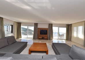 فيلا فاخرة -اطلالة على البحر والقلعة - في مدينة الانيا 