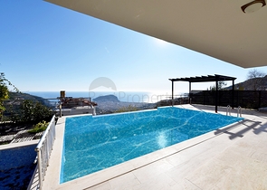 فيلا فاخرة -اطلالة على البحر والقلعة - في مدينة الانيا 