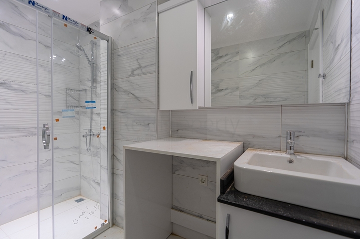 مجمع سكني قيد الانشاء - قريب من البحر - في منطقة اوبا / الانيا 