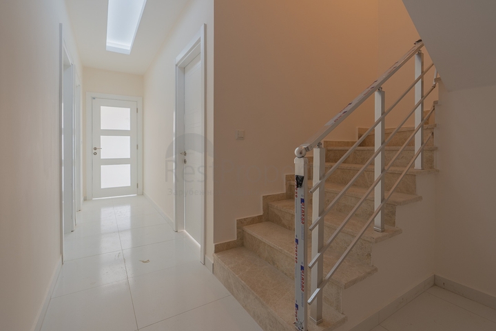 مجمع سكني قيد الانشاء - قريب من البحر - في منطقة اوبا / الانيا 