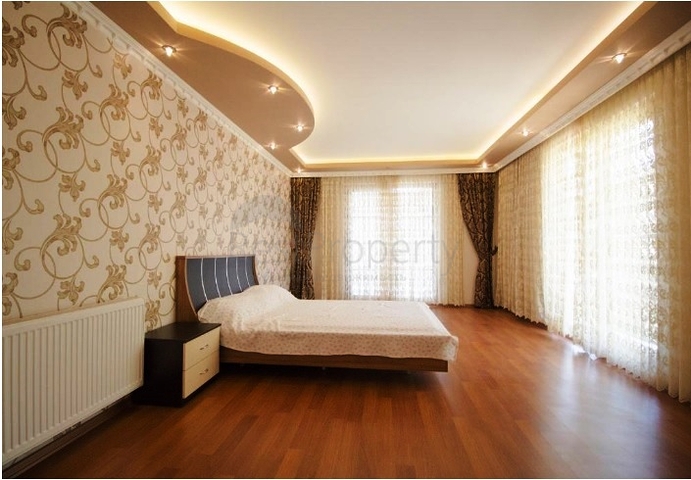 قصر فاخر - اطلالة بحرية ساحرة - افخم انواع الأثاث - في مركز الانيا 