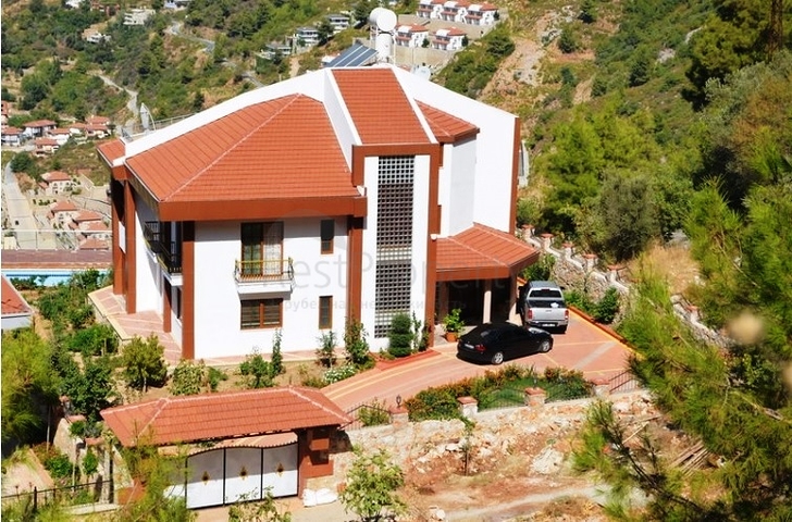 قصر فاخر - اطلالة بحرية ساحرة - افخم انواع الأثاث - في مركز الانيا 