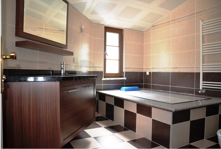 قصر فاخر - اطلالة بحرية ساحرة - افخم انواع الأثاث - في مركز الانيا 