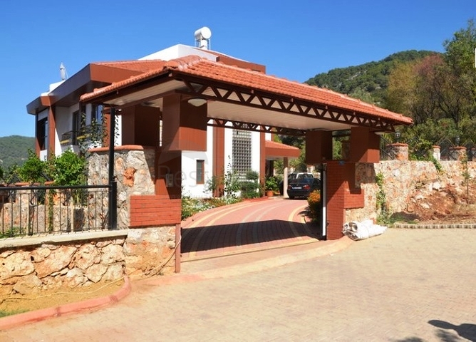 قصر فاخر - اطلالة بحرية ساحرة - افخم انواع الأثاث - في مركز الانيا 