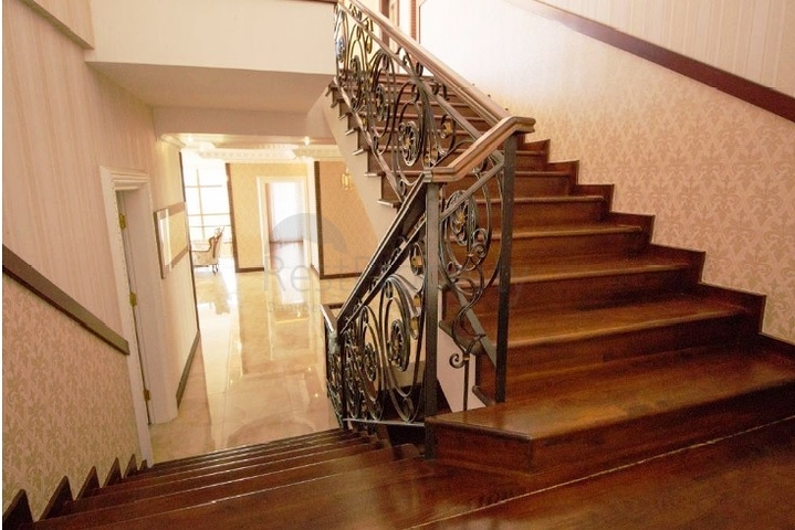 قصر فاخر - اطلالة بحرية ساحرة - افخم انواع الأثاث - في مركز الانيا 