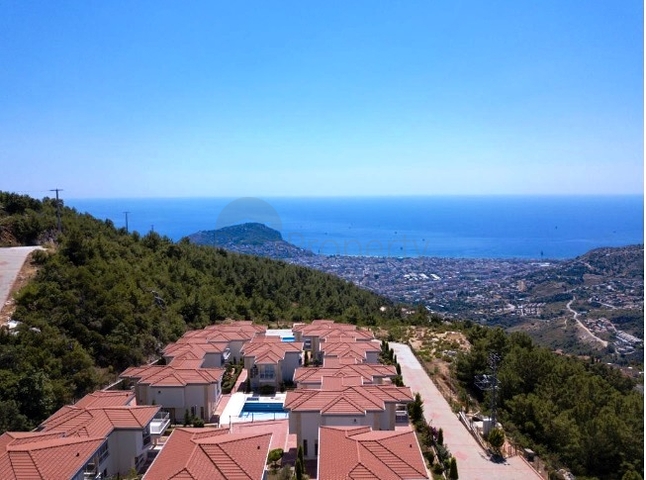 قصر فاخر - اطلالة بحرية ساحرة - افخم انواع الأثاث - في مركز الانيا 