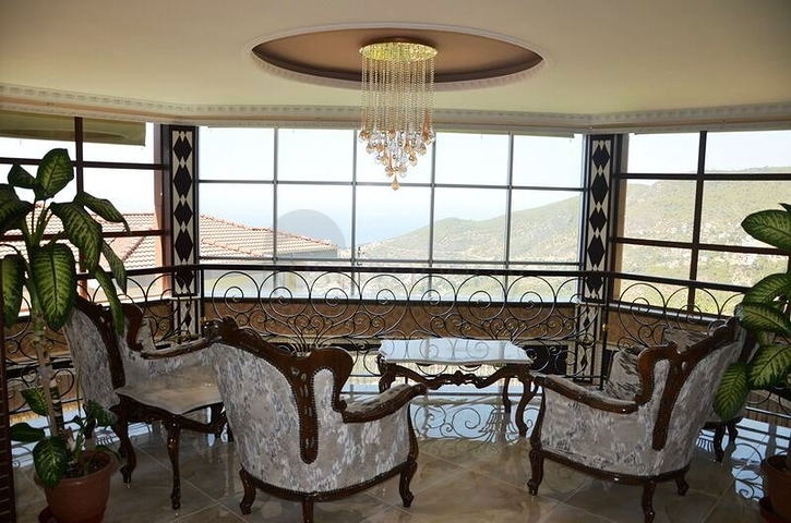 قصر فاخر - اطلالة بحرية ساحرة - افخم انواع الأثاث - في مركز الانيا 