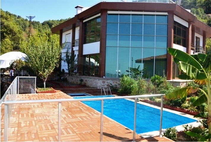 قصر فاخر - اطلالة بحرية ساحرة - افخم انواع الأثاث - في مركز الانيا 