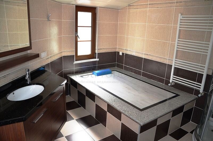 قصر فاخر - اطلالة بحرية ساحرة - افخم انواع الأثاث - في مركز الانيا 