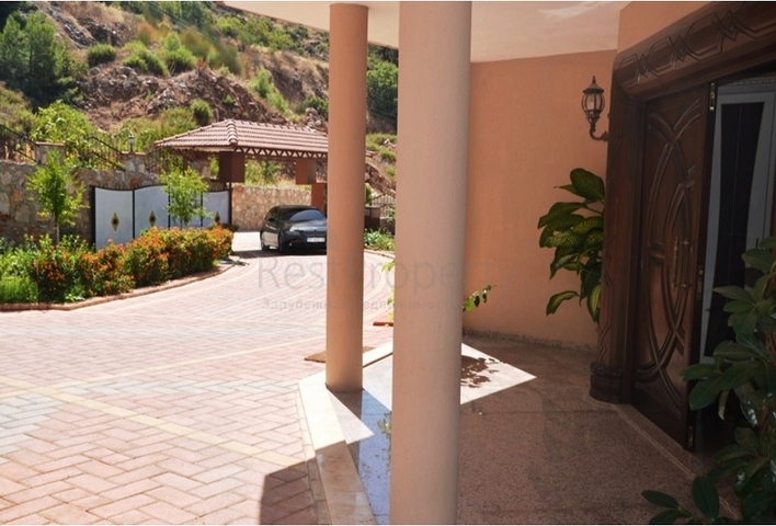 قصر فاخر - اطلالة بحرية ساحرة - افخم انواع الأثاث - في مركز الانيا 