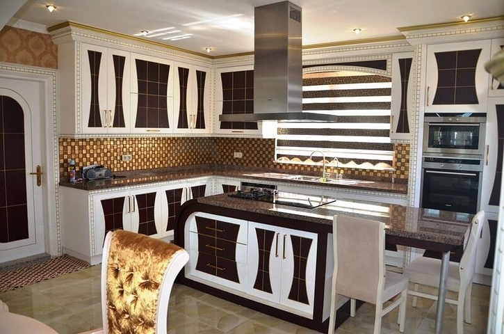 قصر فاخر - اطلالة بحرية ساحرة - افخم انواع الأثاث - في مركز الانيا 