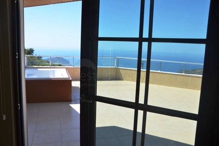 قصر فاخر - اطلالة بحرية ساحرة - افخم انواع الأثاث - في مركز الانيا 