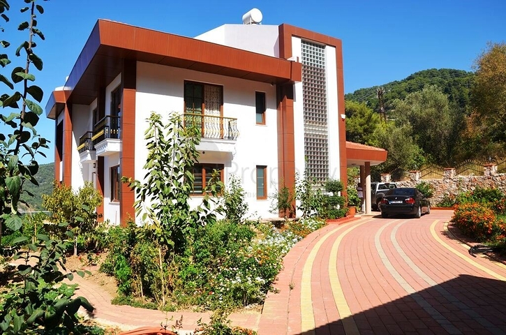 قصر فاخر - اطلالة بحرية ساحرة - افخم انواع الأثاث - في مركز الانيا 