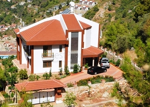 قصر فاخر - اطلالة بحرية ساحرة - افخم انواع الأثاث - في مركز الانيا 