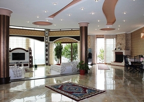 قصر فاخر - اطلالة بحرية ساحرة - افخم انواع الأثاث - في مركز الانيا 