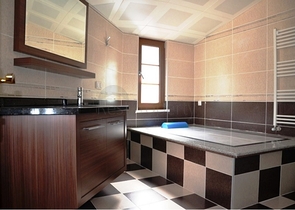 قصر فاخر - اطلالة بحرية ساحرة - افخم انواع الأثاث - في مركز الانيا 