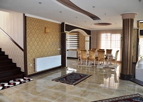 قصر فاخر - اطلالة بحرية ساحرة - افخم انواع الأثاث - في مركز الانيا 