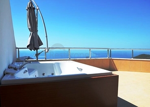 قصر فاخر - اطلالة بحرية ساحرة - افخم انواع الأثاث - في مركز الانيا 