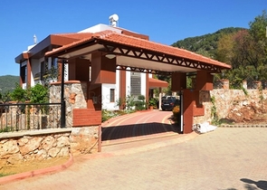 قصر فاخر - اطلالة بحرية ساحرة - افخم انواع الأثاث - في مركز الانيا 