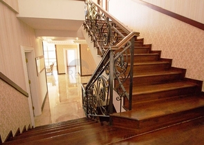 قصر فاخر - اطلالة بحرية ساحرة - افخم انواع الأثاث - في مركز الانيا 