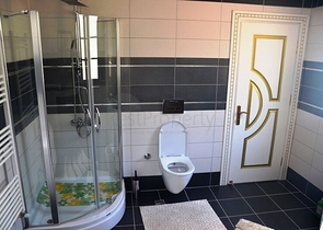 قصر فاخر - اطلالة بحرية ساحرة - افخم انواع الأثاث - في مركز الانيا 