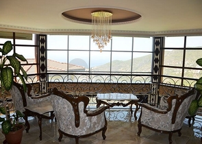 قصر فاخر - اطلالة بحرية ساحرة - افخم انواع الأثاث - في مركز الانيا 