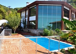 قصر فاخر - اطلالة بحرية ساحرة - افخم انواع الأثاث - في مركز الانيا 