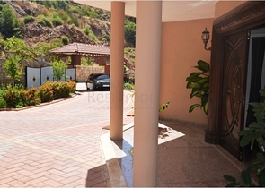 قصر فاخر - اطلالة بحرية ساحرة - افخم انواع الأثاث - في مركز الانيا 