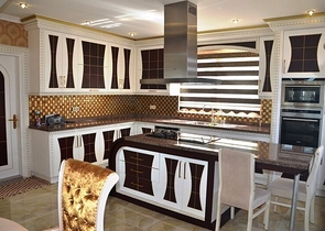 قصر فاخر - اطلالة بحرية ساحرة - افخم انواع الأثاث - في مركز الانيا 